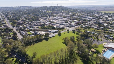 Aerial photo of the Cowra Aquatic Centre