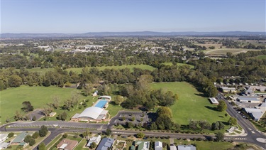 Aerial photo of the Cowra Aquatic Centre