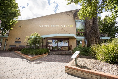 Image of the entry to the Cowra Shire Council Building